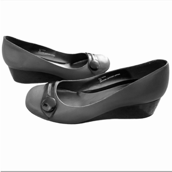 Town Shoes Genuine Leather Wedges-Grey/Black
Heel- Size 9 - Picture 4 of 8